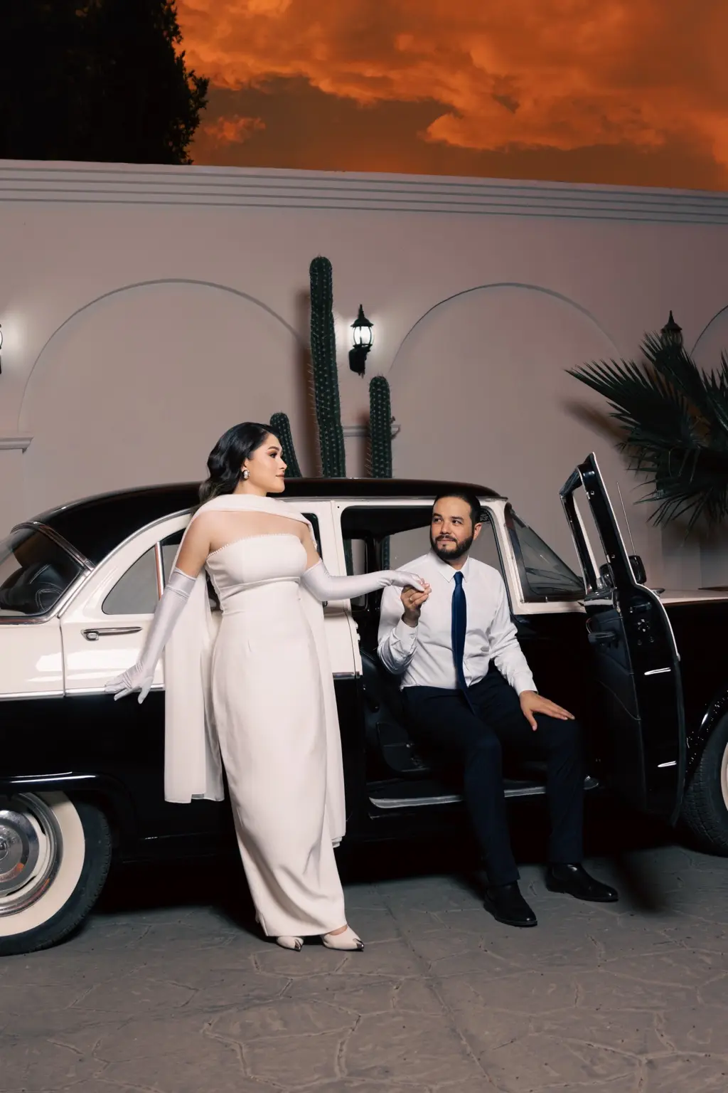 Martha Karina y Elve Jesús junto al auto clásico al atardecer