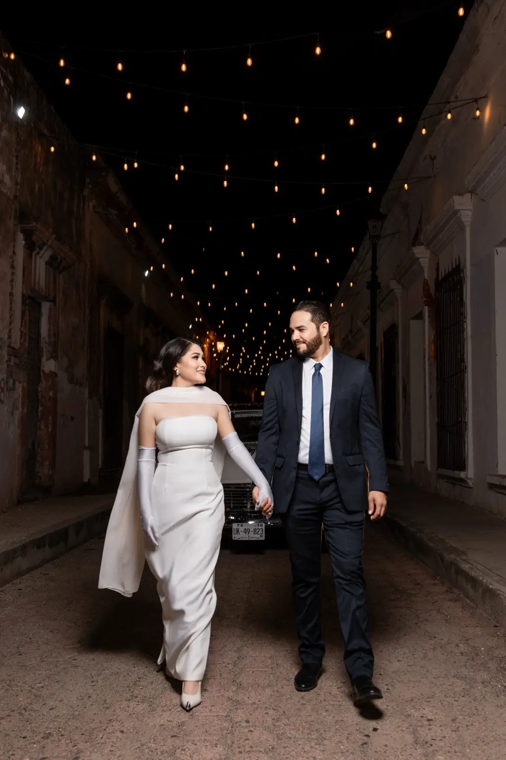 Martha Karina y Elve Jesús caminando bajo luces cálidas