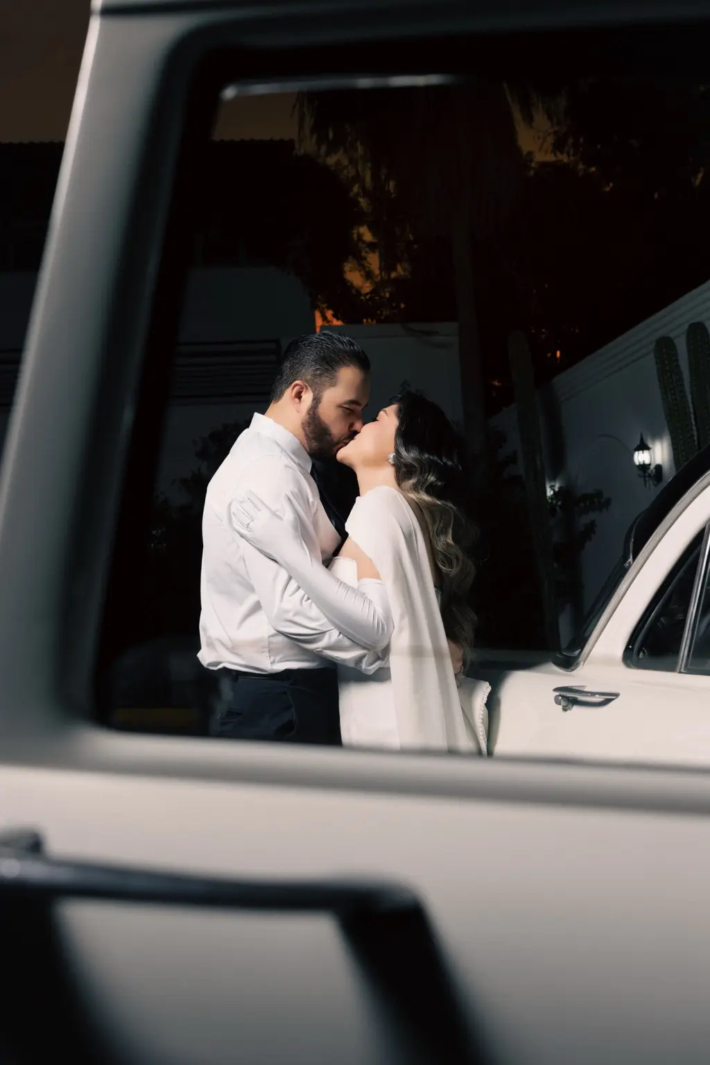 Martha Karina y Elve Jesús compartiendo un beso enmarcados por el auto